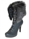 Schuhe und Stiefel tragen im Winter Fell und Pelz nicht nur zum Wärmen. Auch als modischer Hingucker werden Stiefel und Schuhe pelzig gestylt